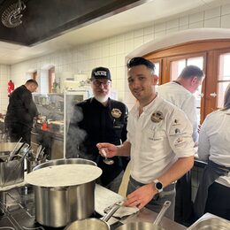 Herbert Brockel und Tobias Schlimbach (v.l., in die Kamera schauend) sind die einzigen Sterneköche im Kreisgebiet. Sie kochen im Ambiente der Burg Nideggen.