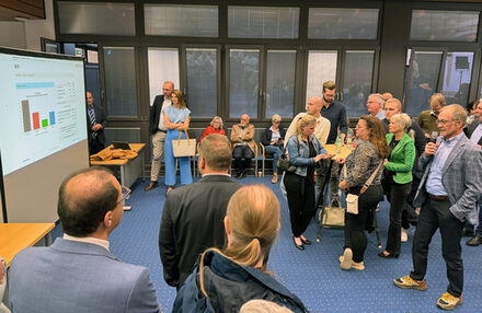 Kreis-Wahlleiter Ferdinand Aßhoff (Bild rechts) verkündete im Dürener Kreishaus mit seinem Stellvertreter Mario Grau die Ergebnisse im Dürener Kreishaus
