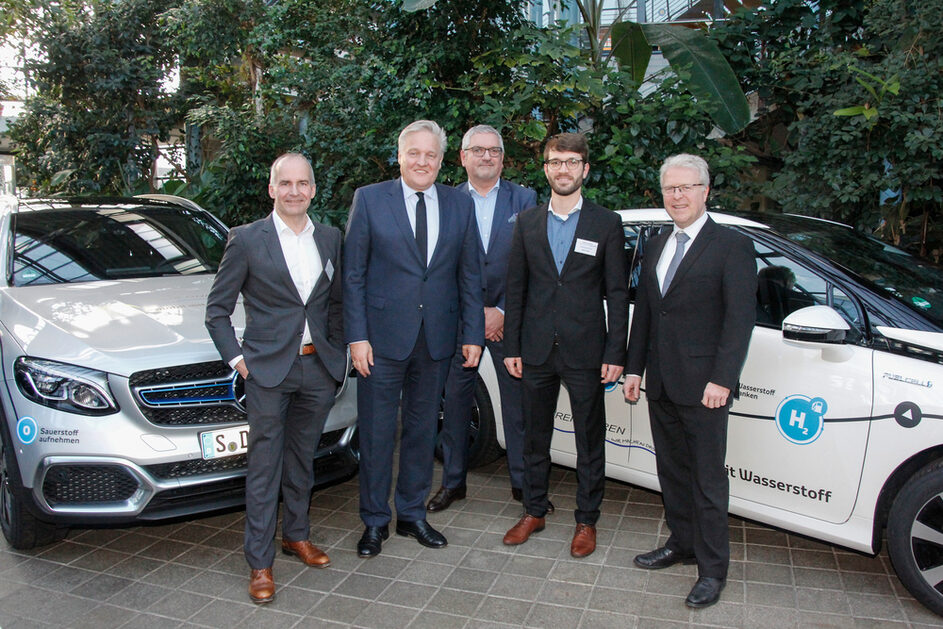 Landrat Wolfgang Spelthahn (2.v.l.) mit Johannes Kunsmann (Mercedes), Frank Still (Toyota), Dr. Johannes Kuhn und Prof. Bernhard Hoffschmidt (v.l.) vor den beiden Wasserstoffautos, die der Kreis Düren künftig nutzen wird. Foto: Kreis Düren