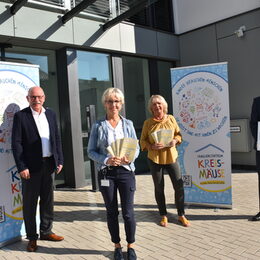 Landrat Wolfgang Spelthahn (r.) präsentiert die Familienzentrumsurkunde der Kreismäuse-Kita in der Marienstraße in Düren. Über das Gütesiegel freuen sich auch (v.r.) Peter Kaptain, Barbara Jahn und Einrichtungsleiterin Heike Holz.