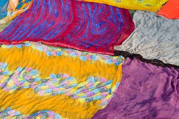 Bunte Tücher die das Thema Patchwork Familien zeigen soll.