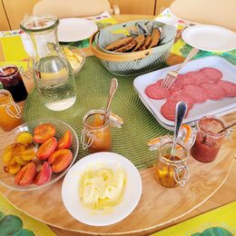 Tisch mit Frühstück in der Kita