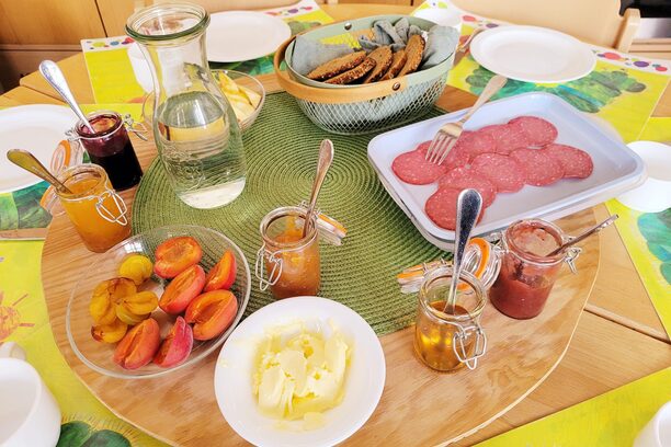 Tisch mit Frühstück in der Kita