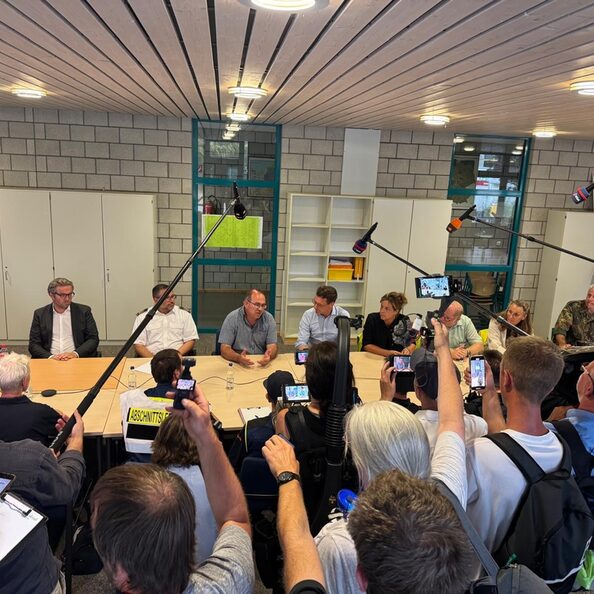 Medien im Lagezentrum in Kleinhau.
