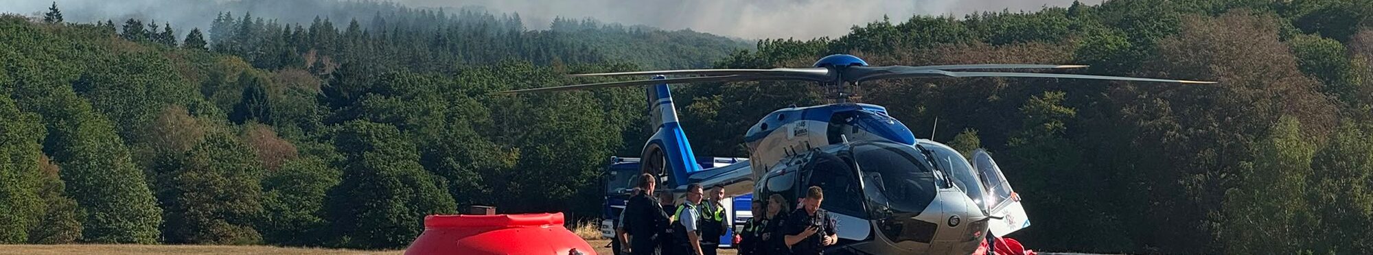 Helicóptero de emergencia junto al Hürtgenwald durante el operativo contra el incendio