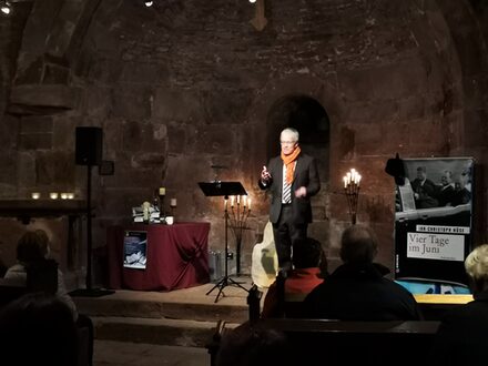 Jan-Christoph Nüse las im Bergfried der Burg Nideggen aus seinem Krimi "Vier Tage im Juni".