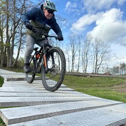 Mountainbiker auf einer Strecke