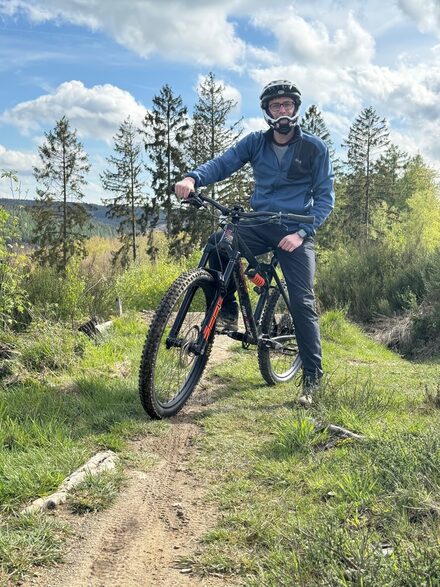 Mountainbiker auf dem Rad
