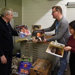 (v.l.n.r.) Fred Oepen, Stadt- und Kreisarchivar Daniel Schulte und Archiv-Mitarbeiterin Didem Saglam bei der Begutachtung der neuen Sammlung.