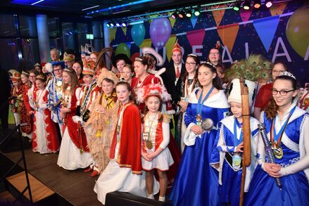 Jung und jeck: Die Kindertollitäten gemeinsam auf einem Bild beim 48. Närrischen Empfangs des Kreises Düren.