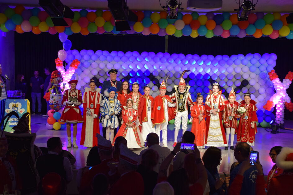 Gruppenbild der Kindertollitäten auf der Bühne