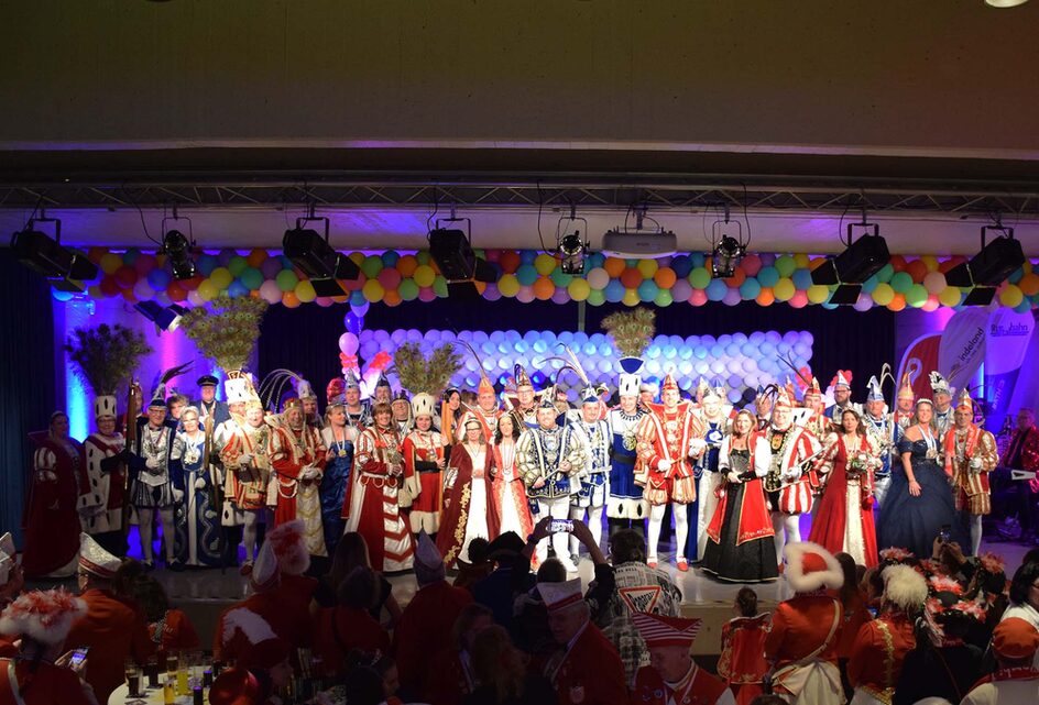 Gruppenbild der Erwachsenentollitäten auf der Bühne