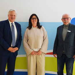 Gruppenbild vor der Kreiswand