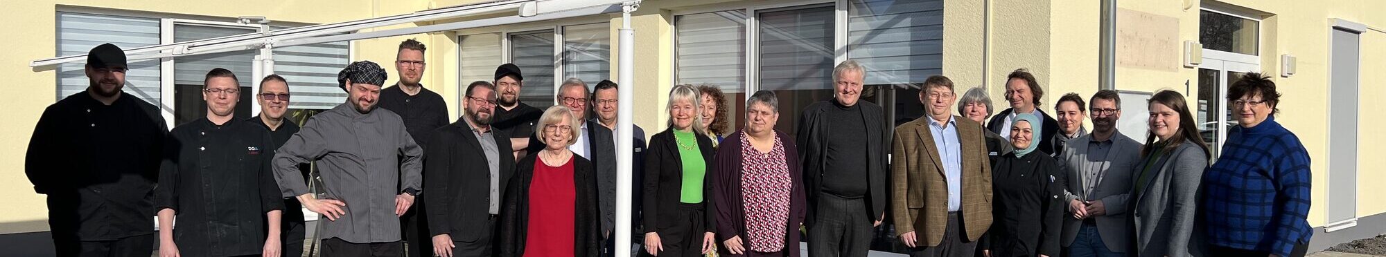 Bis zu 3500 Mahlzeiten können am neuen Standort der DGA gekocht werden. Landrat Wolfgang Spelthahn und Astrid Küpper, Geschäftsführerin, der Aufsichtsrat und das Küchenteam sind überzeugt, dass die neue Großküche einen Mehrwert für den Kreis Düren darstellt. Foto: Kreis Düren