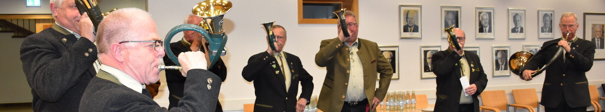 Bild zeigt Ehren-Fanfare.