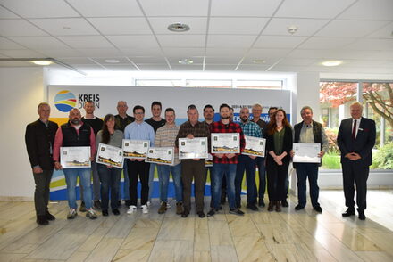 18 Jägerinnen und Jäger haben ihre Jagdprüfung absolviert und sichern künftig den Arten- sowie Naturschutz im Kreis Düren. Im Kreishaus wurden die Jagdbriefe feierlich von Landrat Wolfgang Spelthahn (r.) und Andreas Dering, Vorsitzender der Kreisjägerschaft Düren e.V. (l.), überreicht.