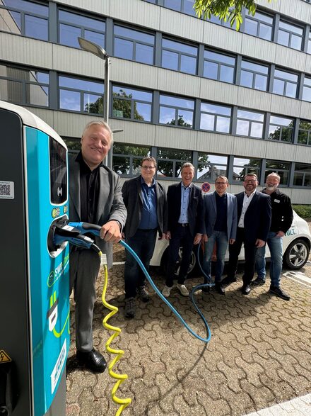 Gruppenbild bei der Ladesäule
