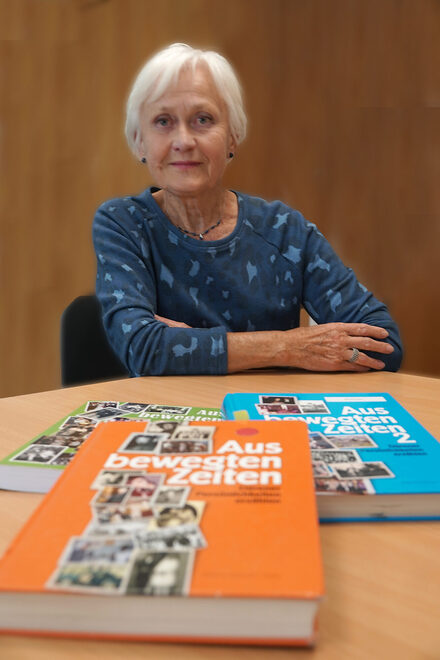 Ingrid Nothhelfer vor ihren Büchern