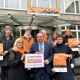 Setzen ein Zeichen gegen Gewalt an Frauen: Andrea Kenter, Gleichstellungsbeauftragte des Kreises Düren (vorne links), Landrat Dr. Ralf Nolten, Eva-Maria Lieven, Vorstand LandFrauen Kreisverband Düren-Jülich (vorne r.) und LandFrauen aus dem gesamten Kreisgebiet.