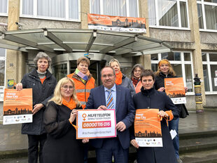Setzen ein Zeichen gegen Gewalt an Frauen: Andrea Kenter, Gleichstellungsbeauftragte des Kreises Düren (vorne links), Landrat Dr. Ralf Nolten, Eva-Maria Lieven, Vorstand LandFrauen Kreisverband Düren-Jülich (vorne r.) und LandFrauen aus dem gesamten Kreisgebiet.