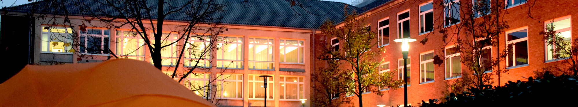 Orange your City: Das Kreishaus in Düren wurde orangefarben angestrahlt.