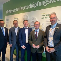 Fordern auf einer gemeinsamen Pressekonferenz den Zugang zu grünem Wasserstoff (v.li.): VIV-Geschäftsführer Dr. Stefan Cuypers, Unternehmerberater Dr. Peter Kramp, IHK-Hauptgeschäftsführer Michael F. Bayer, Bundestagsabgeordneter Thomas Rachel und Jens Bröker, Referatsleiter für Wandel und Entwicklung des Kreises Düren.