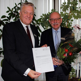Landrat Wolfgang Spelthahn (l.) überreichte seinem neuen Allgemeinen Vertreter Peter Kaptain das Ernennungsschreiben und einen Strauß Blumen.