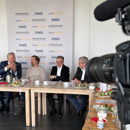 Pressekonferenz zu den "Spannungen": Landrat Wolfgang Spelthahn (2. v. l.) erläutert den Stellenwert der Kammerkonzertreihe in Heimbach.