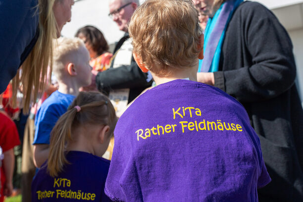 Kind mit T-Shirt "Rather Feldmäuse"