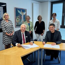 Gruppenbild bei der Vertragsunterzeichnung