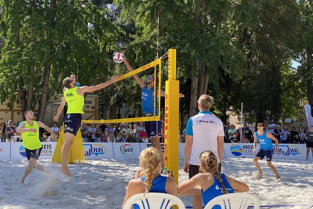 Bild zeigt Beachvolleyballspiel.