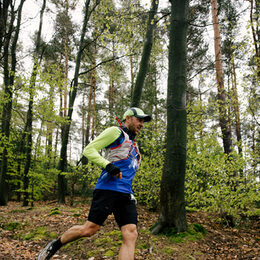 Teilnehmer beim Laufen im Wald