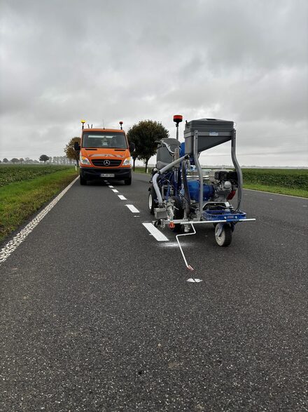 Markierungsarbeiten für den Fahrradschutzstreifen auf der K16 in Nörvenich.
