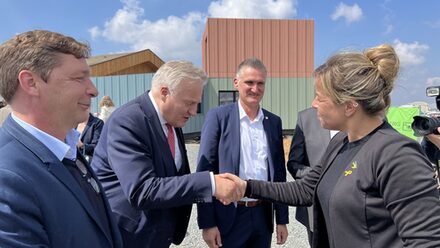 Wolfgang Spelthahn bei der Begrüßung von Mona Neubaur