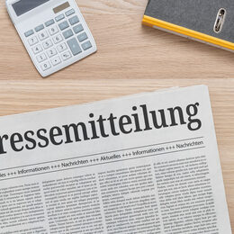 Zeitung mit der Headline Pressemitteilung