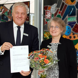 Landrat Wolfgang Spelthahn (l.) überreichte Sybille Haußmann das Ernennungsschreiben und einen Strauß Blumen. Foto: Kreis Düren