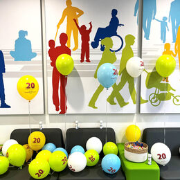 Im Familienbüro des Kreises Düren warten heute bunte Ballons und Süßigkeiten auf die Besucher.