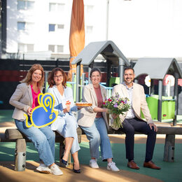 Gruppenbild bei der Danksagung auf Spielplatz