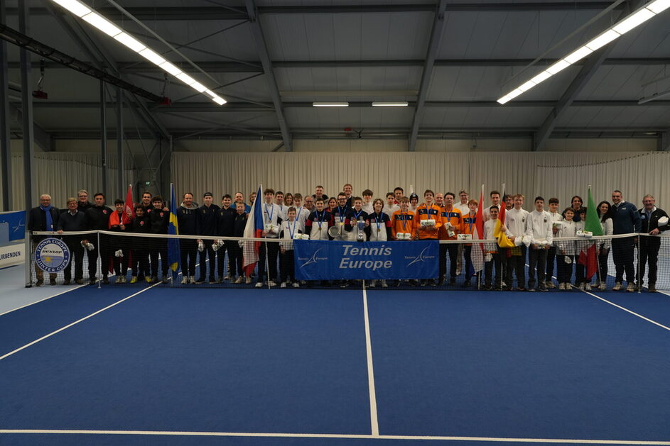 Alle Teams und Organisatoren beim der U14-Tennis-EM hinterm Netz
