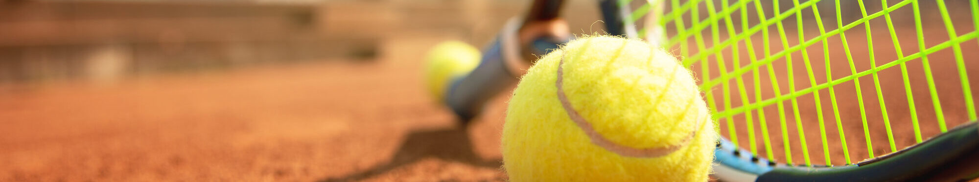 Tennis, Tennisschläger und Tennisball am Tennisplatz