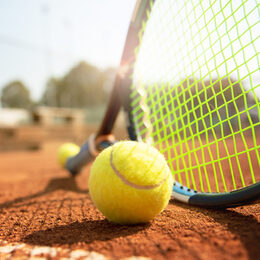 Tennis, Tennisschläger und Tennisball am Tennisplatz