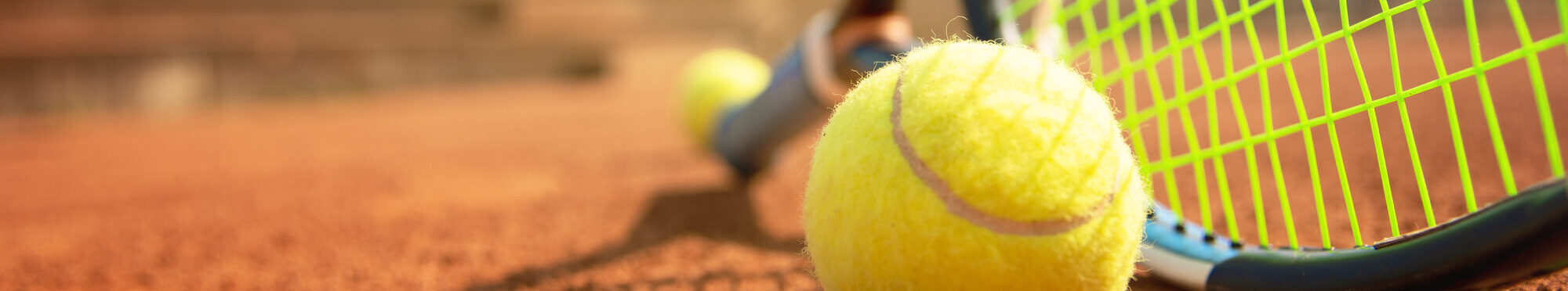 Tennis, Tennisschläger und Tennisball am Tennisplatz