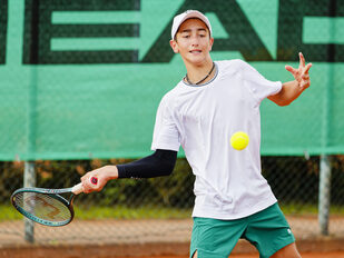 Europameister Luys Calin aus Deutschland biem Tennisspielen