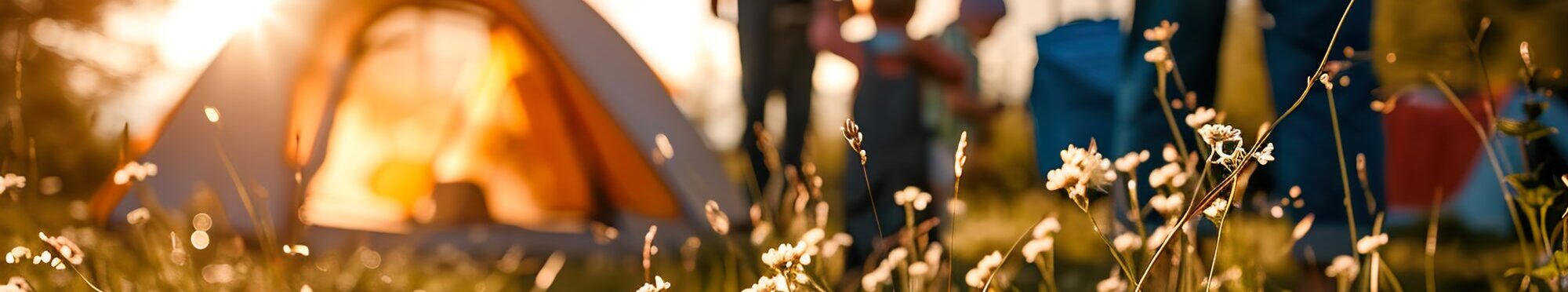Eine Familie campt in der Natur.