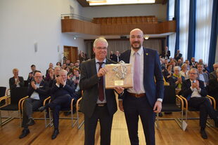 Bürgermeister Czech und Steins mit Geschenk