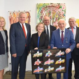 In Heimbach wurde der Abschied des Leiters der Internationalen Kunstakademie Heimbach, Prof. Dr. Frank Günter Zehnder (2.v.r.), gebührend gefeiert. Margareta Ritter (Bürgermeisterin der Stadt Monschau), Landrat Wolfgang Spelthahn, Jochen Weiler (Bürgermeister der Stadt Heimbach) und Hermann J. Weingartz (Vorsitzender des Fördervereins der Internationalen Kunstakademie Heimbach) dankten Prof. Dr. Zehnder und seiner Ehefrau (Mitte).