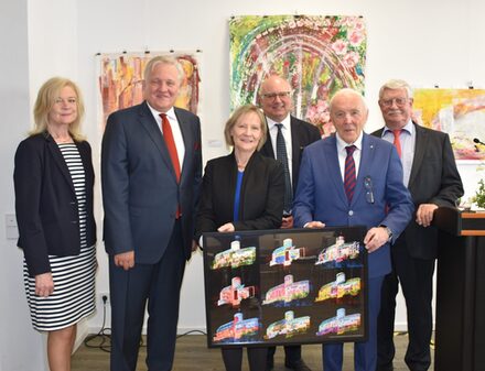 In Heimbach wurde der Abschied des Leiters der Internationalen Kunstakademie Heimbach, Prof. Dr. Frank Günter Zehnder (2.v.r.), gebührend gefeiert. Margareta Ritter (Bürgermeisterin der Stadt Monschau), Landrat Wolfgang Spelthahn, Jochen Weiler (Bürgermeister der Stadt Heimbach) und Hermann J. Weingartz (Vorsitzender des Fördervereins der Internationalen Kunstakademie Heimbach) dankten Prof. Dr. Zehnder und seiner Ehefrau (Mitte).