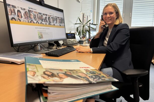 Nina Wolff am Schreibtisch.