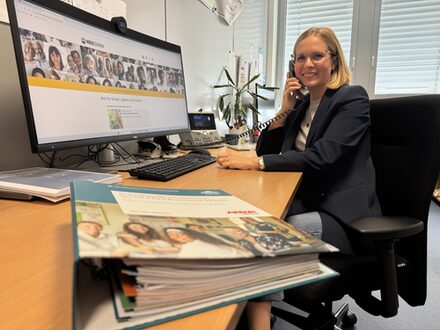 Vergahrenslotsin Nina Wolff am Schreibtisch.