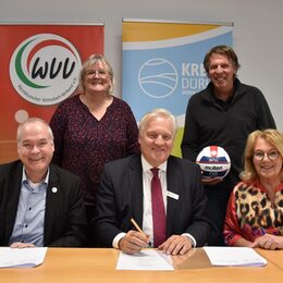 Landrat Wolfgang Spelthahn (Mitte) und Hubert Martens, Präsident Westdeutscher Volleyball-Verband, (v.l.) besiegeln die Ausrichtung der Westdeutschen Beachvolleyball-Meisterschaften im Kreis Düren. Annegret Greven (v.r.) und Sabine Lauterbach (h.l.), beide Kreis Düren, sowie Wettkampfleiter Bernd Werscheck (h.r.) freuen sich ebenfalls auf das sportliche Highlight im Sommer.